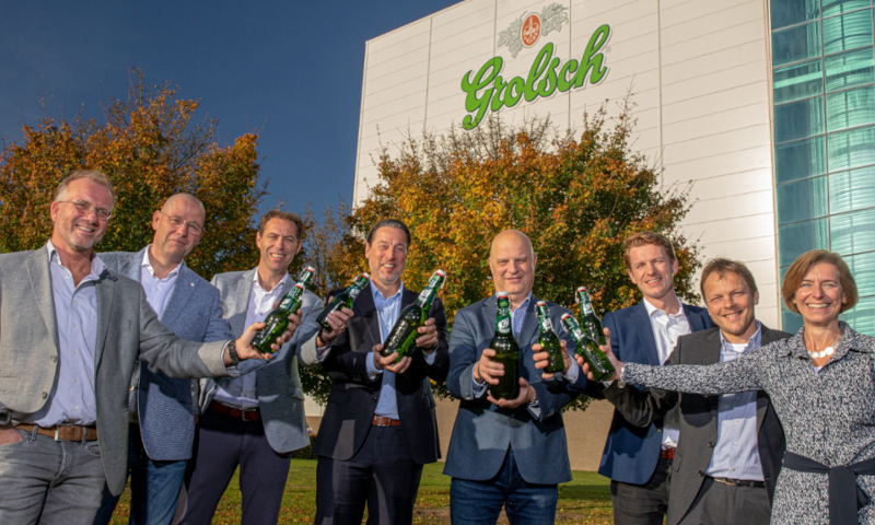 Stuurgroepleden proosten met speciale 'Duurzaam Karakter' beugels